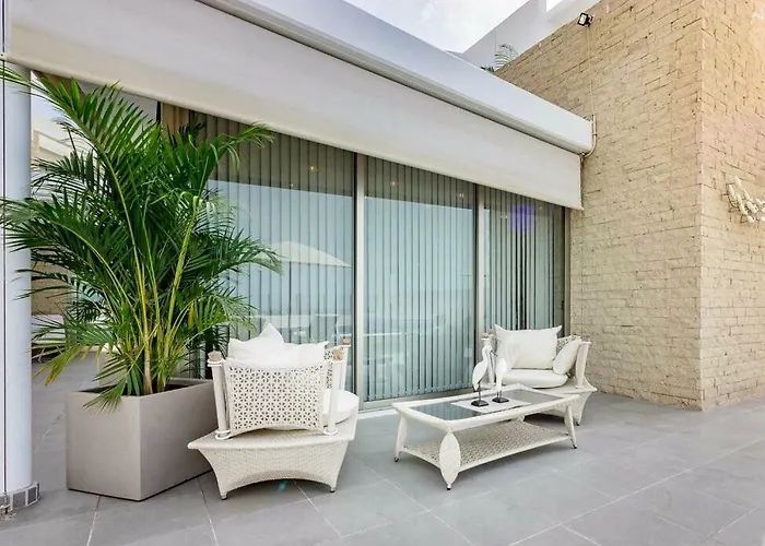 White Whale Вілла